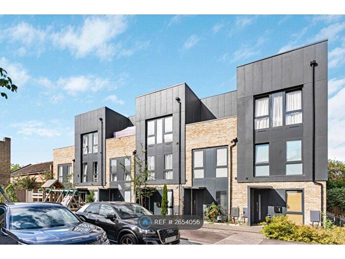 3 Bedroom Terraced House To Rent In South End, South Croydon, CR0