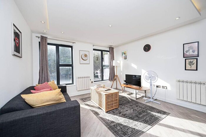 1 Bedroom Flat To Rent In Mile End Road, Stepney, London, E1