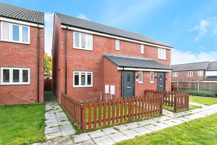 3 Bedroom Semi-detached House For Sale In Fox Grove, Fakenham, NR21