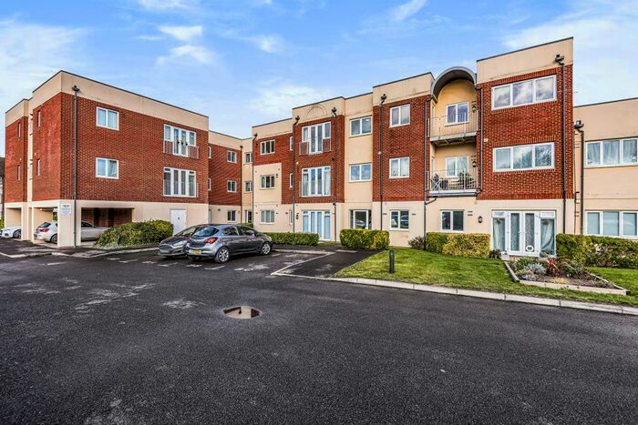 2 Bedroom Apartment To Rent In Windsor, Berkshire, SL4