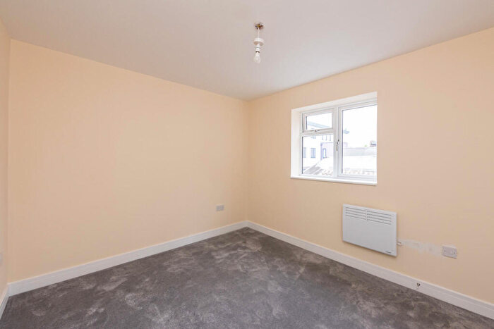 1 Bedroom Flat To Rent In Canal Street, Oldbury, West Midlands, B69