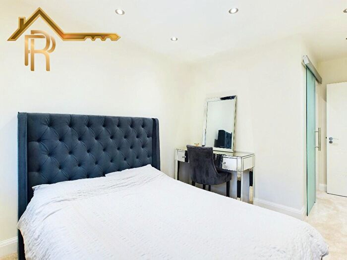 2 Bedroom Flat For Sale In High Street, Brentwood, Essex, CM14