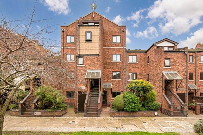 2 Bedroom Maisonette For Sale In Prospect Place, Wapping, E1W