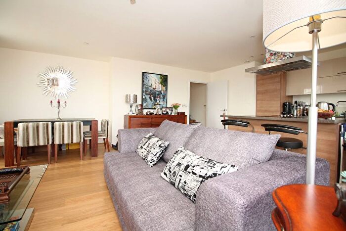 2 Bedroom Flat To Rent In Panoramic Tower, Hay Currie Street, London, E14