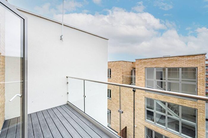 1 Bedroom Flat To Rent In Walworth Road, Elephant And Castle, London, SE17