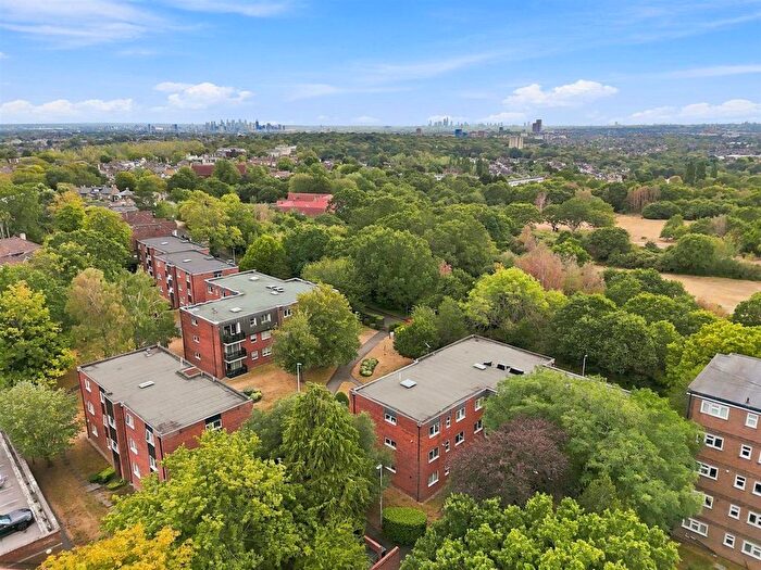 3 Bedroom Flat For Sale In Parkmore Close, Woodford Green, IG8