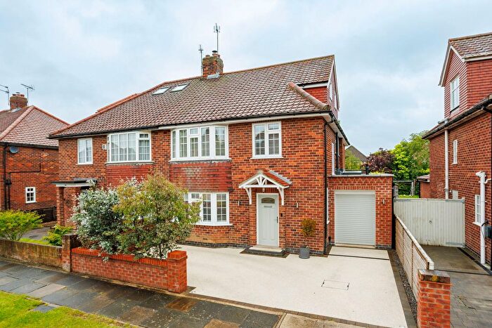 5 Bedroom Semi-detached House For Sale In Elmlands Grove, York, YO31