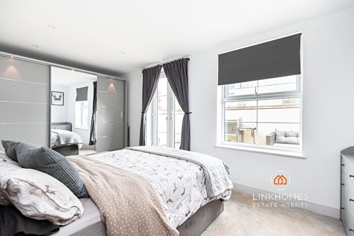 2 Bedroom Flat For Sale In - Commercial Road, Poole, BH14