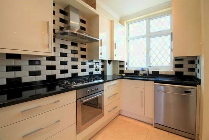 6 Bedroom Semi-Detached House To Rent In Blossom Waye, Hounslow TW5