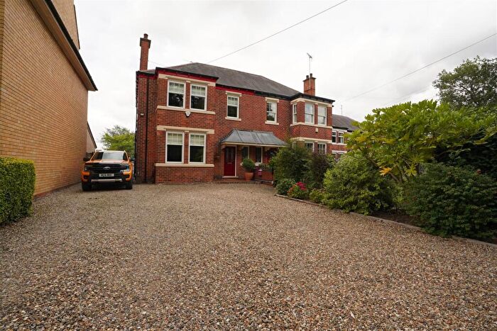 4 Bedroom Semi Detached House For Sale In Beverley Road, Hull, HU6