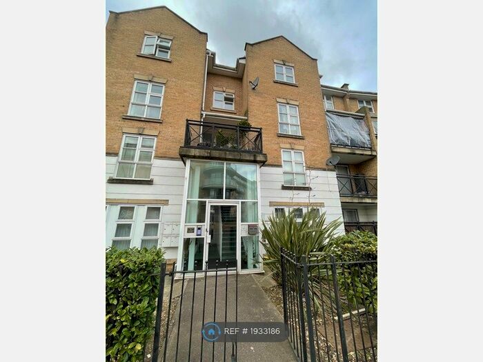 2 Bedroom Flat To Rent In Highfield Road, Feltham, TW13