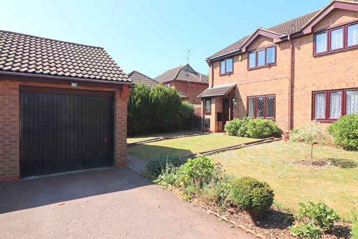 4 Bedroom Semi-Detached House For Sale In Launton Close, Luton, Bedfordshire, LU3
