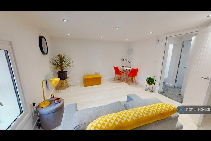 1 Bedroom Flat To Rent In Queen Street, Oldham, OL1