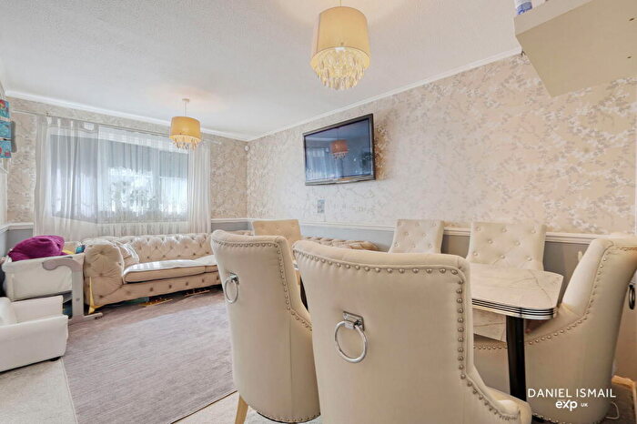 2 Bedroom Flat For Sale In Menzies Avenue, Laindon, SS15