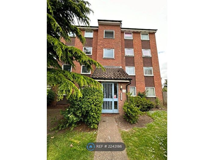 2 Bedroom Flat To Rent In Gurney Close, Barking, IG11