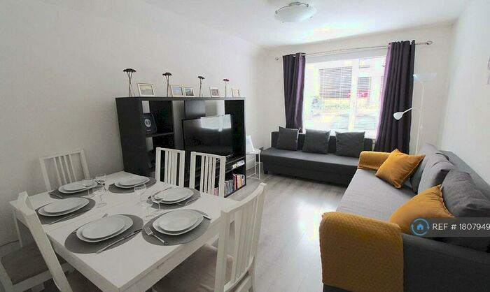 2 Bedroom Flat To Rent In Lochrin Place, Edinburgh, EH3