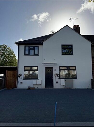 3 Bedroom Apartment To Rent In Brimsdown Avenue, Enfield, EN3