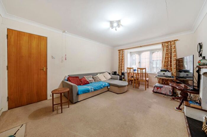 1 Bedroom Flat For Sale In Nixey Close, Slough, SL1