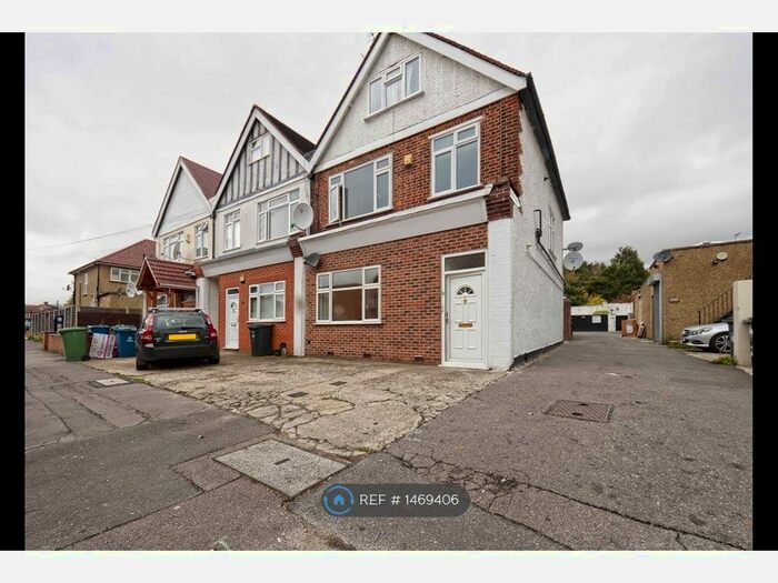 3 Bedroom Maisonette To Rent In Canada Park Parade, Edgware, HA8