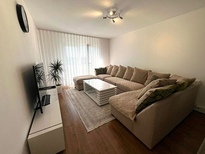 2 Bedroom Apartment To Rent In Longwood Avenue, Slough, SL3
