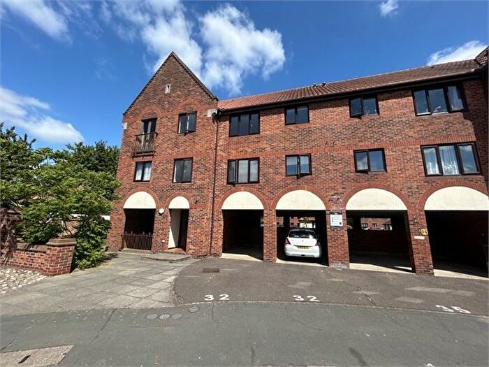 2 Bedroom Flat To Rent In Tynedale Square, Highwoods, Colchester, Essex., CO4