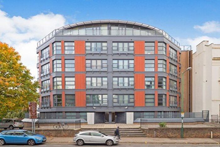 2 Bedroom Flat To Rent In The Park Octagon, Nottingham, NG7