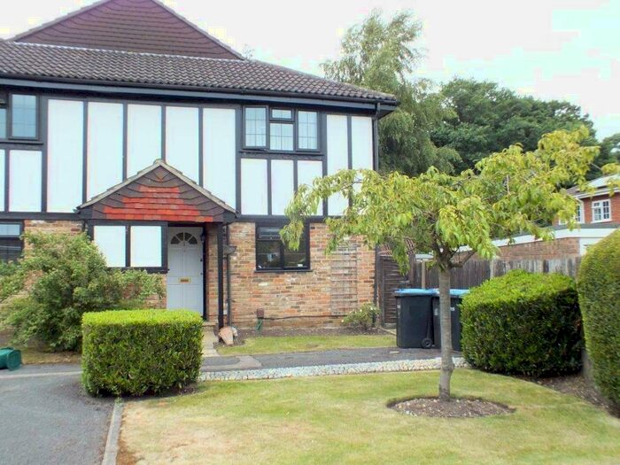 1 Bedroom Flat To Rent In Halleys Walk, Addlestone, Surrey, KT15