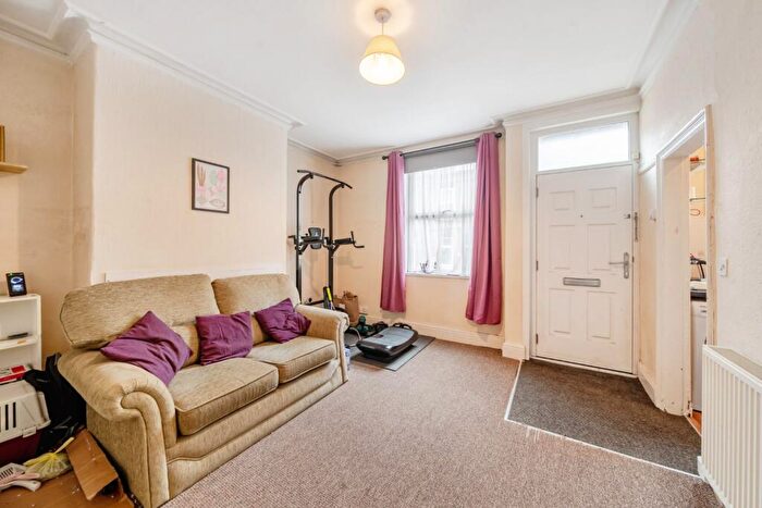 2 Bedroom Property For Sale In Gledhow Mount, Leeds, West Yorkshire, LS8