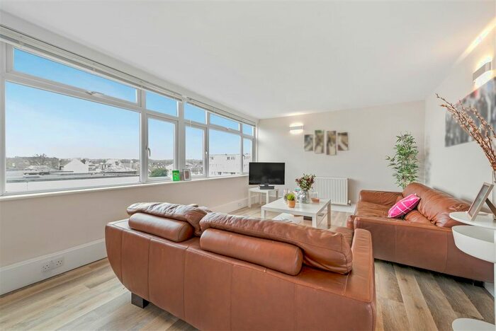 2 Bedroom Flat To Rent In Mountbatten Square, Windsor, SL4