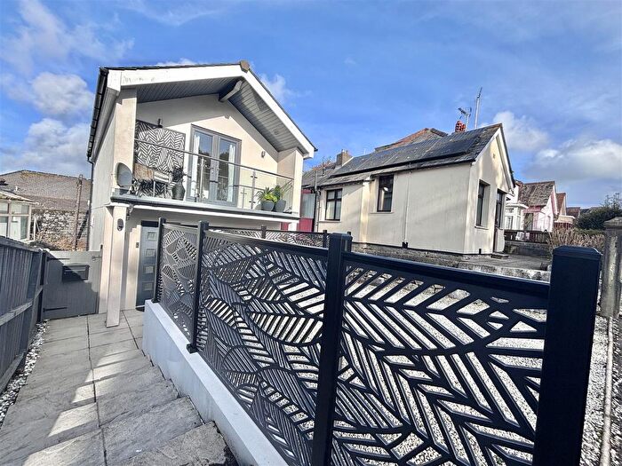 2 Bedroom Detached House For Sale In Dracaena Avenue, Falmouth, TR11