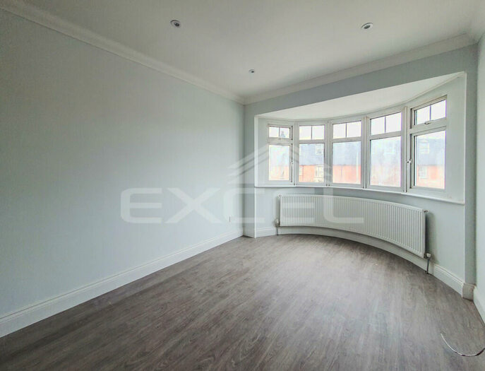 3 Bedroom Apartment To Rent In Heather Gardens, Golders Green, London, NW11