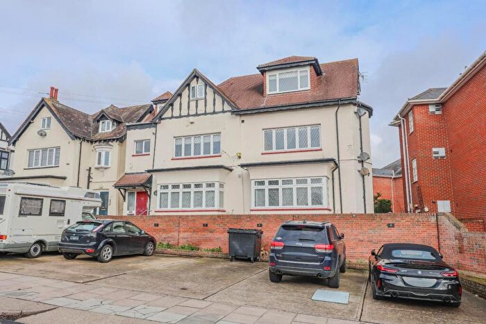 3 Bedroom Flat For Sale In Kings Road, Westcliff-On-Sea, SS0