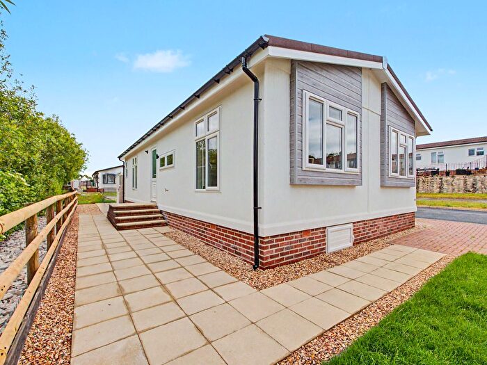 2 Bedroom Mobile/park Home For Sale In Cauldron Barn Farm Park, Swanage, BH19