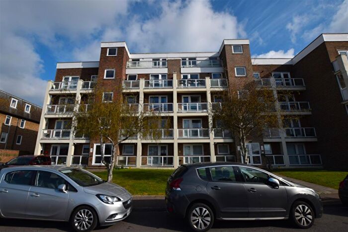 2 Bedroom Flat To Rent In Harewood Close, Bexhill-On-Sea, TN39
