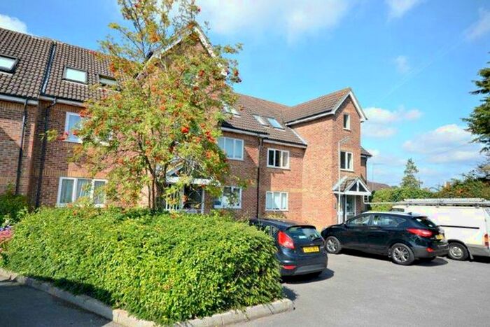 1 Bedroom Flat To Rent In Old Fives Court, Burnham, SL1