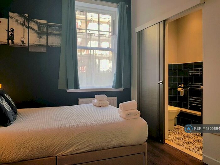 2 Bedroom Flat To Rent In Tron Square, Edinburgh, EH1