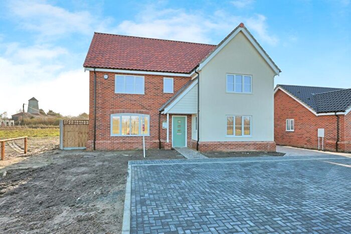 4 Bedroom Detached House For Sale In Roundhouse Way, Yaxham, Dereham, NR19