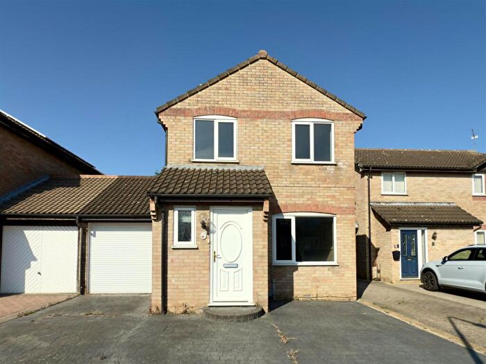 3 Bedroom Link Detached House For Sale In Wentworth Drive, Pinewood, IP8