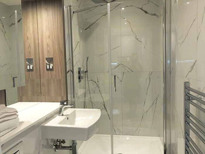 1 Bedroom Flat To Rent In Papermill House, Romford, RM1