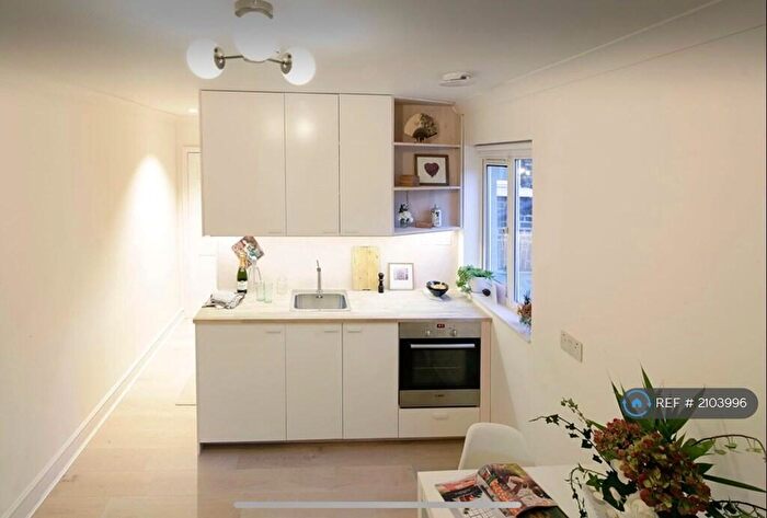 Studio To Rent In Yerbury Road, London, N19