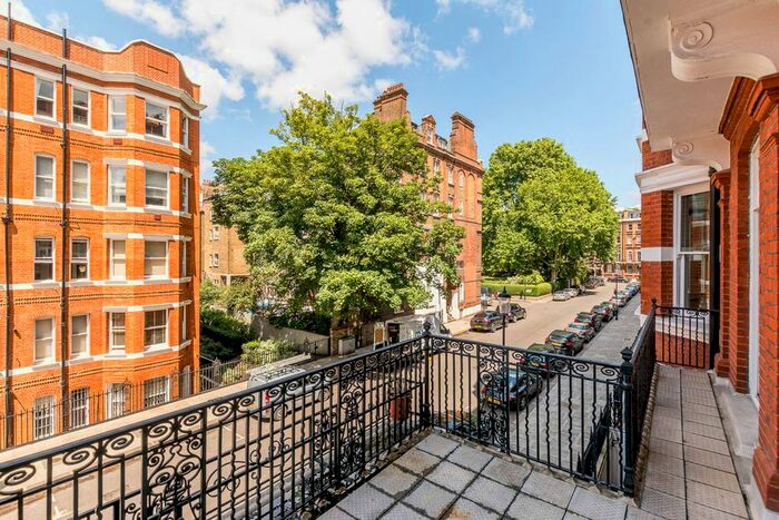 3 Bedroom Flat To Rent In Nevern Square, Kensington, London, SW5
