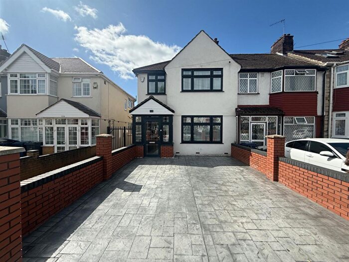 4 Bedroom End Terrace House For Sale In Burns Avenue, Southall, UB1