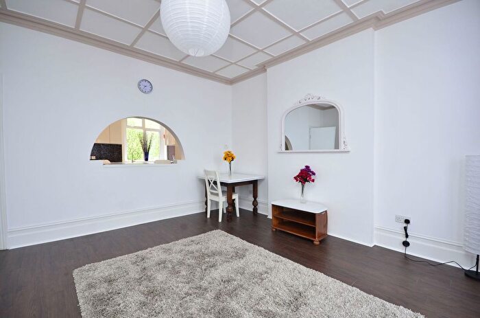 3 Bedroom Maisonette To Rent In Dollis Park, Finchley, London, N3