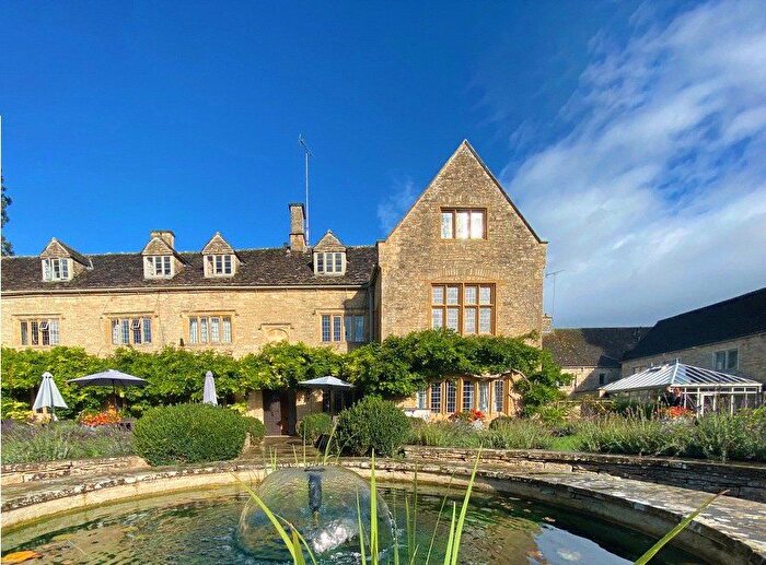 2 Bedroom Flat For Sale In Shipton-Under-Wychwood, Oxfordshire, OX7