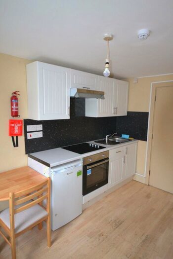 Studio To Rent In Station Road, London, NW4