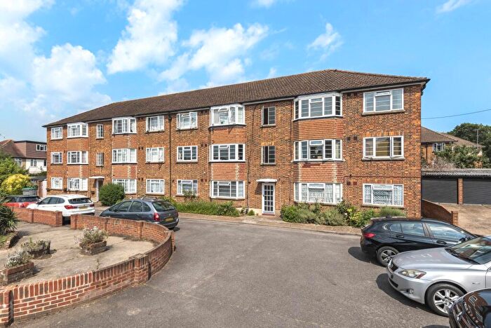 2 Bedroom Flat For Sale In Park Gardens, Kingston Upon Thames, KT2