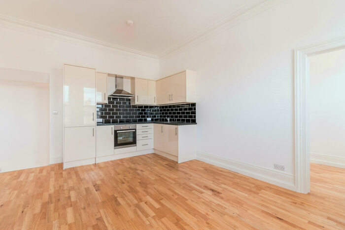 2 Bedroom Flat To Rent In Lawrence Road, South Norwood, SE25