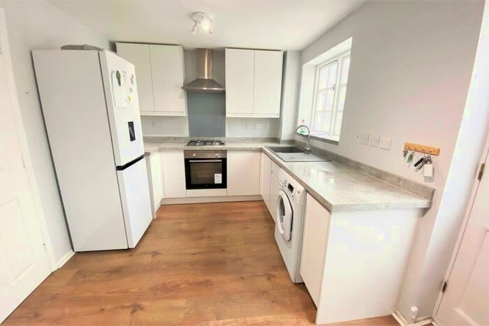 2 Bedroom Semi-Detached House To Rent In Weybridge, KT13