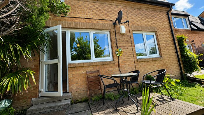 2 Bedroom Flat To Rent In Greenwood Court, Meanwood, Leeds, LS6