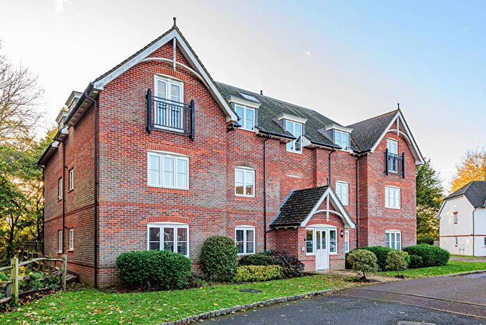 1 Bedroom Apartment For Sale In Admiral Way, Godalming, Surrey, GU7